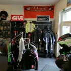 4 üzleti kép FEHÉR HOLLÓ MOTOROSBOLT - MOTORALKATRÉSZEK, MOTOROS RUHÁZAT Motorok ban/ben Szolnok JN
