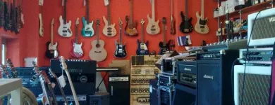 1 üzleti kép MUSICMINUTES HANGSZERBOLT Hangszerek ban/ben Budapest PE