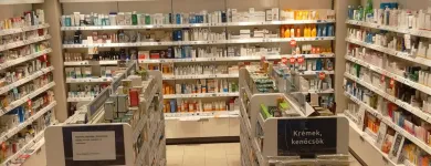 2 üzleti kép SZÉNA TÉR PATIKA FITOTÉKA Gyógyszertárak ban/ben Budapest PE