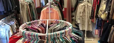 7 üzleti kép T-MODELL Üzletek ban/ben Pécs BA