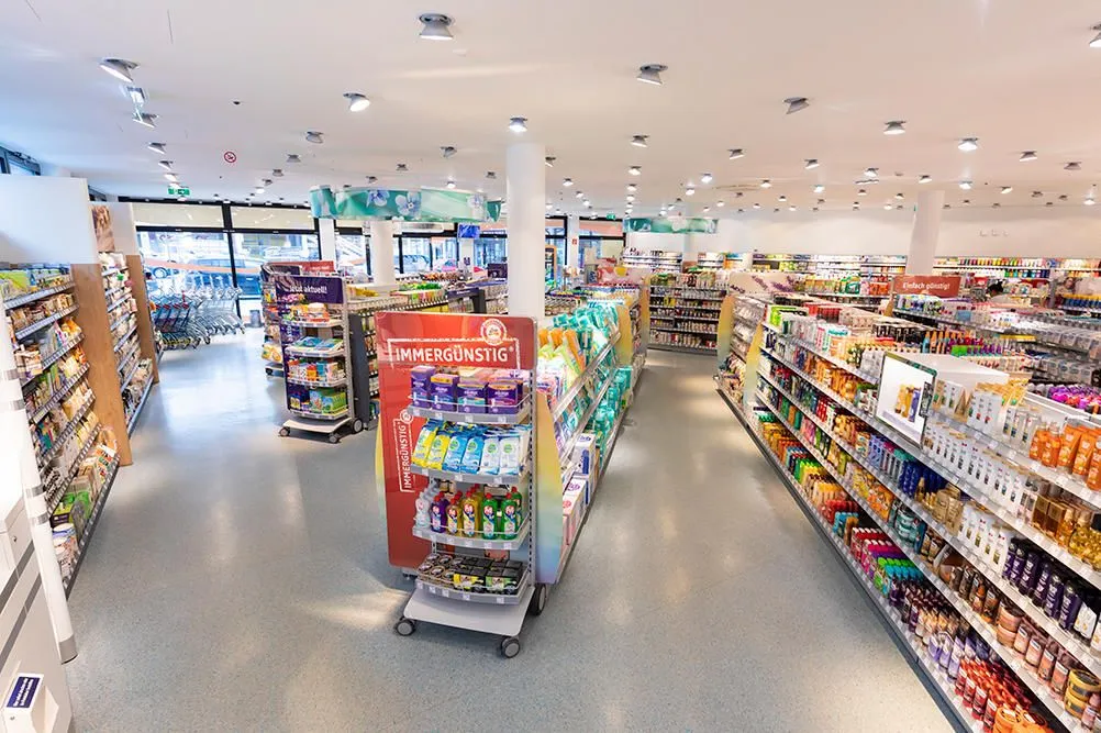 2 üzleti kép DM-DROGERIE MARKT KFT.