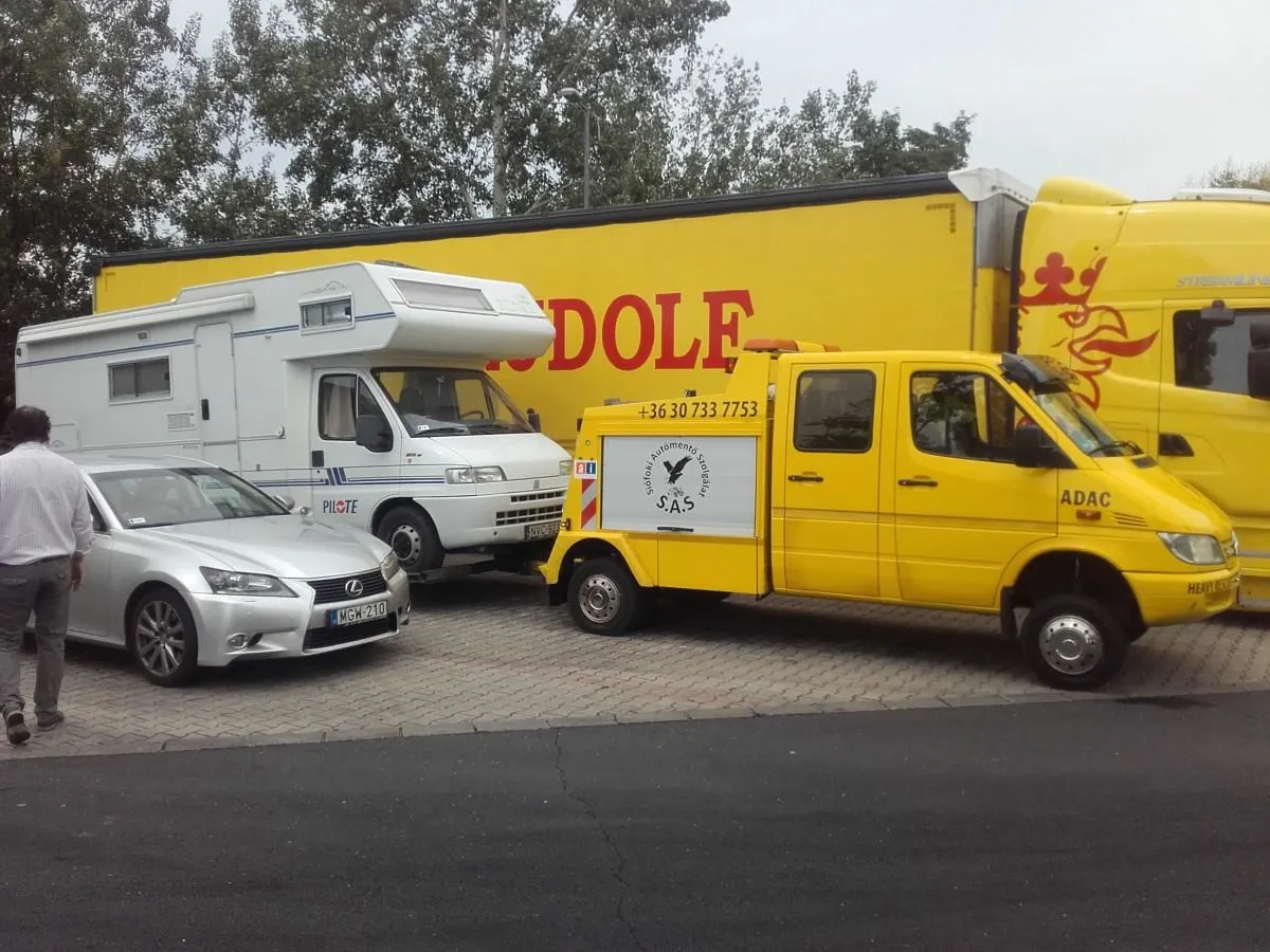 3 üzleti kép VAR-SZEK AUTÓMENTÉS