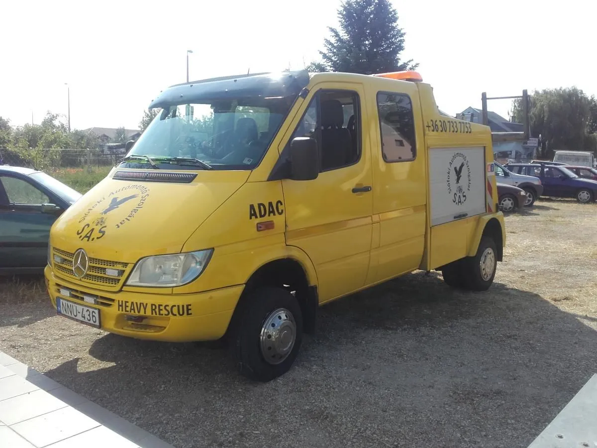 4 üzleti kép VAR-SZEK AUTÓMENTÉS