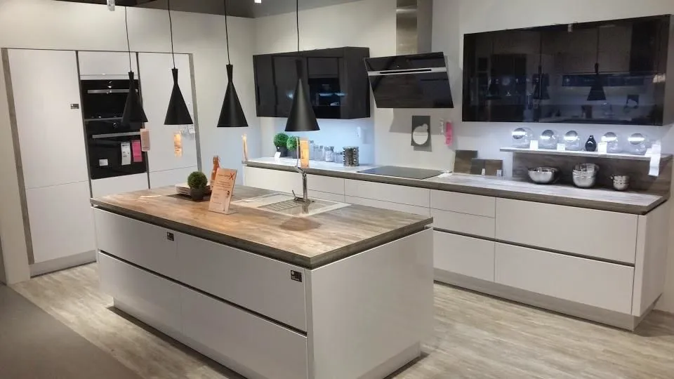 3 üzleti kép MÖMAX DEBRECEN